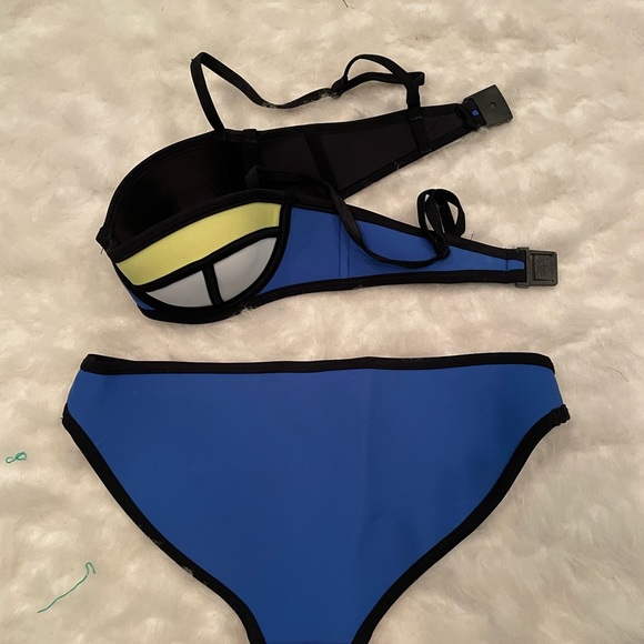 Triangl Bikini Set - Picture 2 of 2